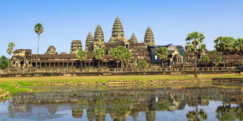 【カンボジア】タイの隣国で気軽に行ける立地に加え、世界最大規模の古代寺院アンコールワットを擁します。ほかにも「天空の城ラピュタ」のモデルになったともいわれる、幻想的な密林に眠る巨大遺跡ベンメリアも見逃せません 