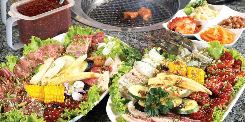 牛肉セット(左)980B、豚肉セット(右)850B