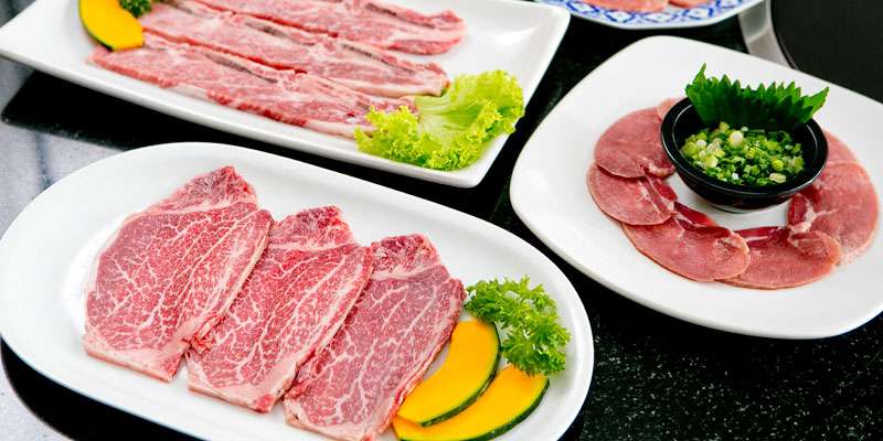 (右奥から時計回り)豚タン(塩)160B、 神戸テンダーロイン(110g)1,100B、特上カルビ300B