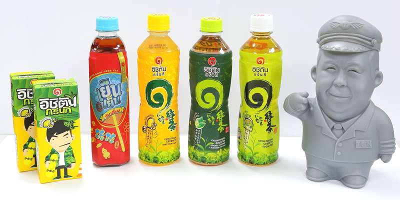 「ICHITAN（イチタン） Organic Green Tea 100%」。商品名に「1」の日本語読みを採用した同商品は「このお茶を飲む人々の心を一つに」という願いが込められているという。味は（右から）無糖タイプの「シュガーフリー」、微糖タイプの「オリジナル緑茶」、「ハニーレモン緑茶」など数種類。2013年2月には、中国の薬草成分を配合した新緑茶飲料「イエンイエン（右から4番目）を発売。