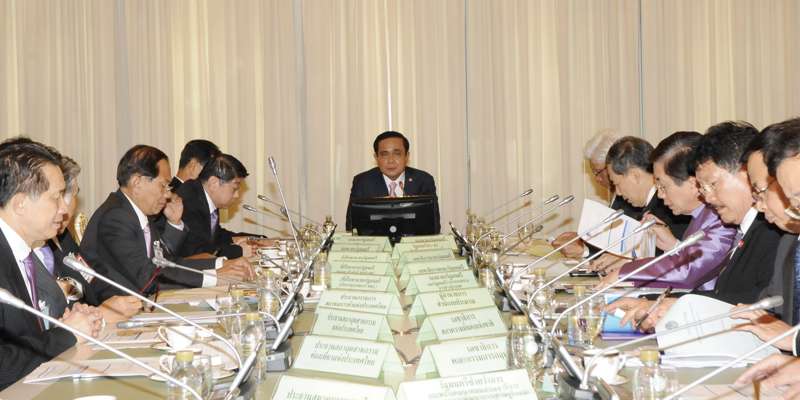 4月1日、首相府でプラユット暫定首相がNCPO議長として、戒厳令解除に向け、モニタリングを行った。（写真提供:Royal Thai Government）