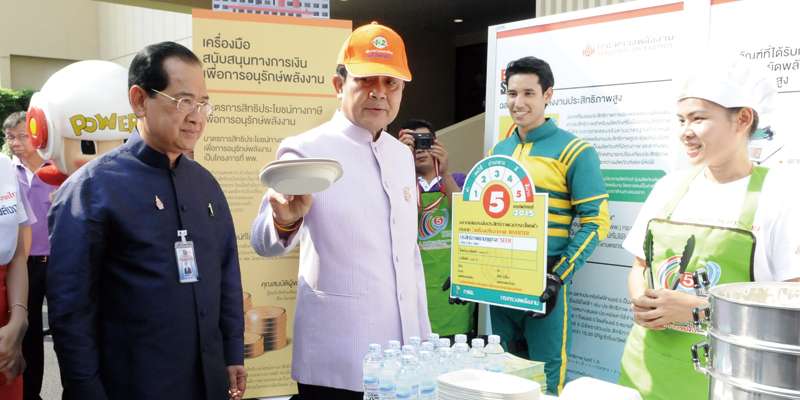節電イベントを視察するプラユット暫定首相（中央）とナロンシャイエネルギー相 （写真提供：Royal Thai Government）