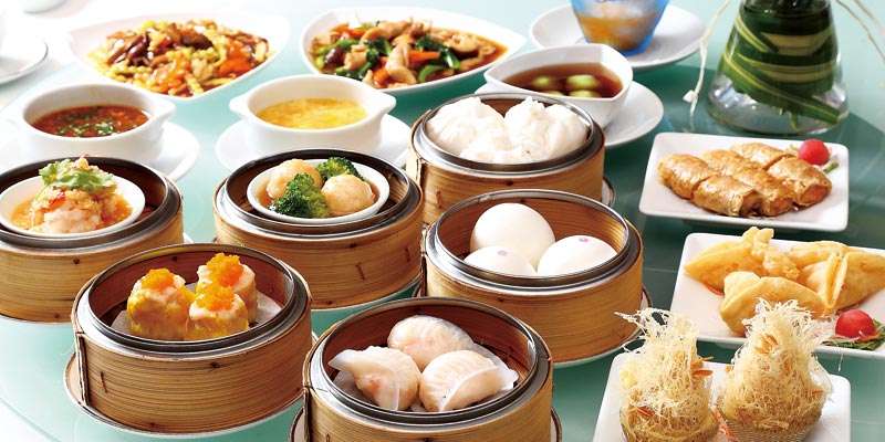 スープ、麺、デザートはメニューから1品セレクト。点心はオーダー制の食べ放題で、できたてを運んでくれる