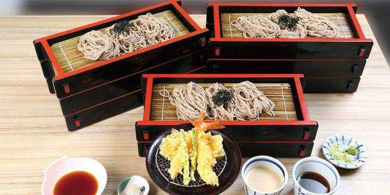 エビ・魚・野菜の天ぷら付き。めんつゆと胡麻ダレ、ネギはおかわり自由