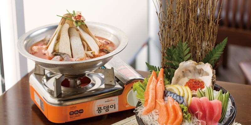 刺身の盛り合わせや、手軽に食べられる鍋など大勢で楽しめるメニューが豊富