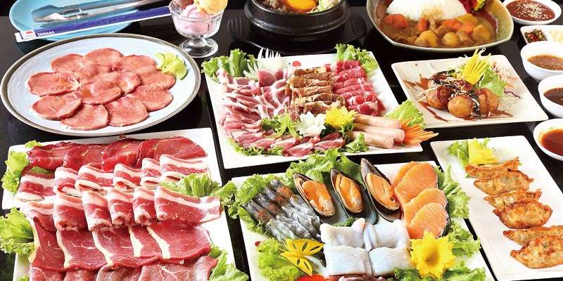 タン塩にロース、リブアイ、エビやサーモン、ムール貝も食べ放題！日本の餃子やカレーも好きなだけどうぞ