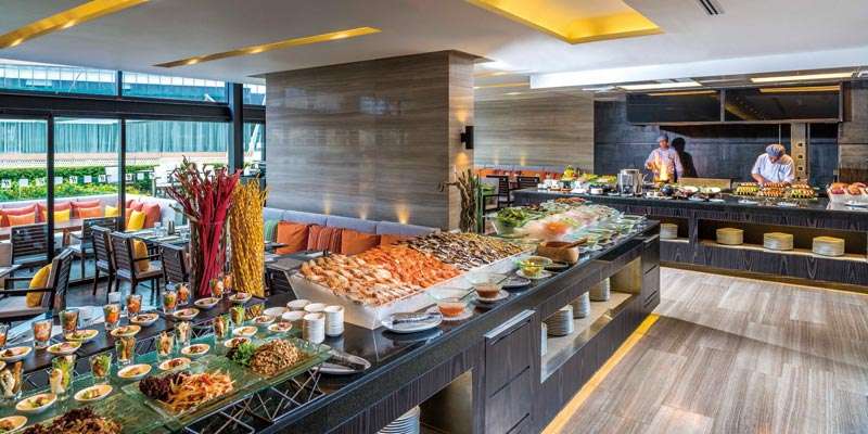 カキやムール貝などの魚介類も充実。誕生日は20%オフに