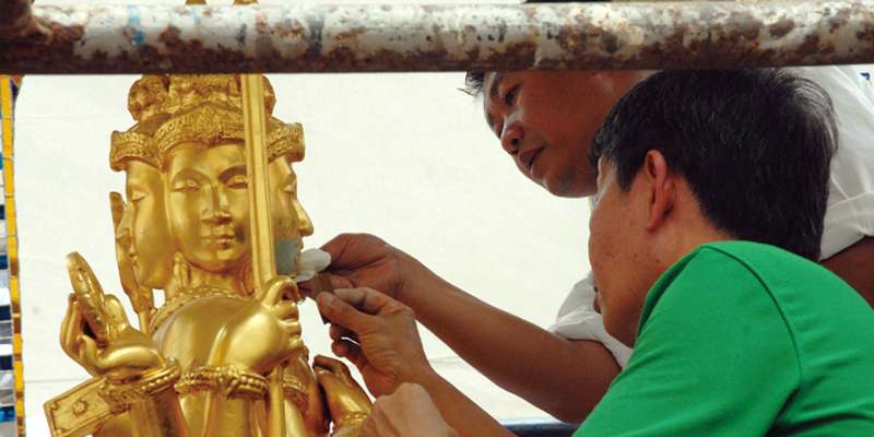 26日、文化省芸術局の職員が、17日の爆発事件で一部破壊されたブラフマー神を修復。9月3日に作業が完了する見込み。（27日＝マティション）