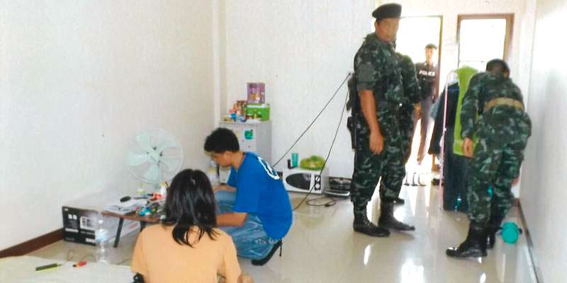 30日、警察はタイ人女性が借りていた部屋を捜査し、爆発物の材料を発見した