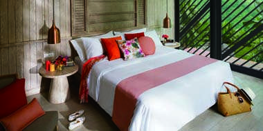 木目を基調としたゆったりとした作りの客室