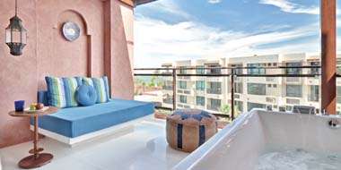 同リゾートでは全76室。すべてジャグジーまたはプライベートプール付き