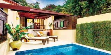 リビングからテラスを抜け、プライベートプールへ