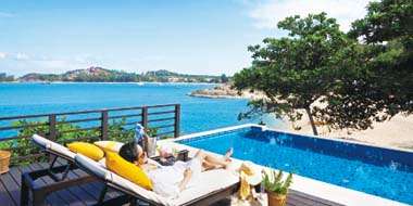 プライベートプールから素晴らしい海の眺めをどうぞ