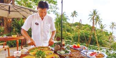 タイレストラン「シェフチョムズ」。中庭のオープン・ダイニングで楽しめます