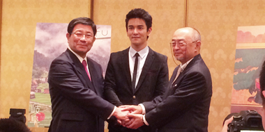 タイの人気歌手ガンナパットさん（写真中央）と握手を交わす古田知事 （同左）、佐渡島志郎大使（同右）