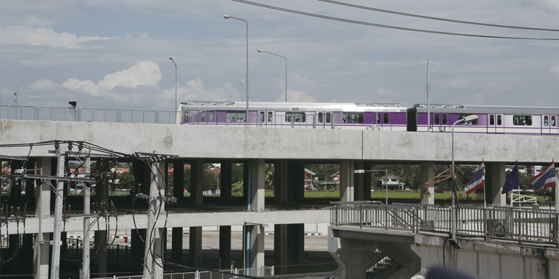 日本の車両とシステムで運行される パープルライン
