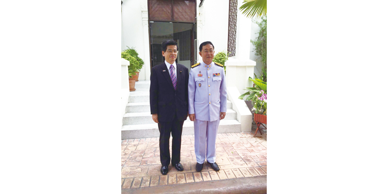 石井国土交通相(左)と タイのアーコム運輸相