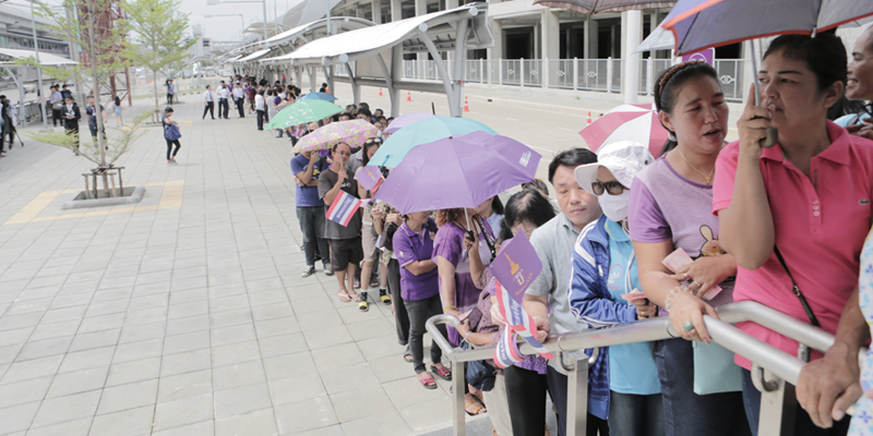 6日、ノンタブリー県のクローンバンパイ駅で 開業を待つ人々の行列