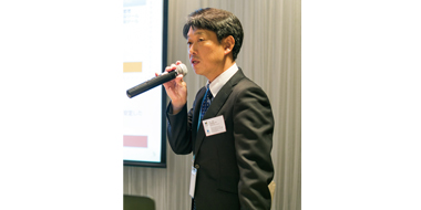 「基幹システムに“鐵”の信頼を」と題し、 世界トップクラスの鉄鋼メーカーを 支えてきた同社の強みを説明する荒井GM