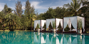 天蓋が並ぶプールサイド