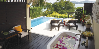 リビングからテラスを抜け、プライベートプールへとつながる「プールコテージ」