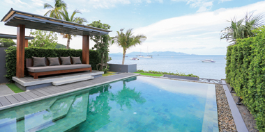 プールの前に広がるエメラルドグリーン