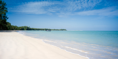 真っ白なビーチが広がる