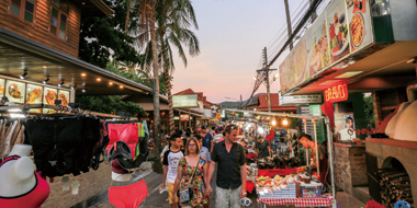 施設周辺は、南国情緒漂うエキゾチックな街