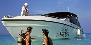 ホテル近くの海でダイビング