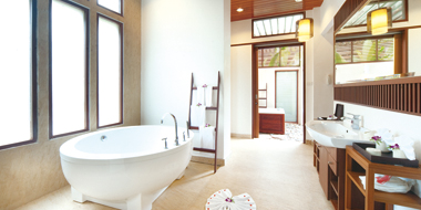 広々としたバスルームでリラックスタイム