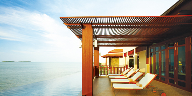 夕暮れ時はデッキでゆったりとまどろんで