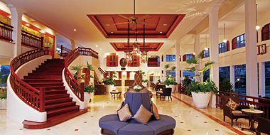 滞在の始まりは重厚なインテリアのロビーから