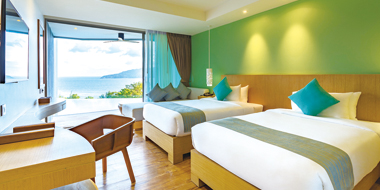 「Deluxe Pool Access Sea View Room」からは幻想的な夕景も