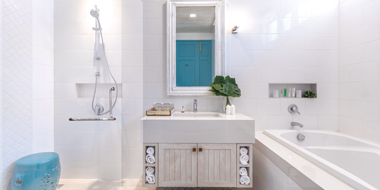 太陽光が差し込む明るいバスルーム。バスタブ付きが嬉しい