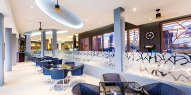 海中がモチーフの「ATMOS」で素敵なダイニングを