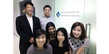 オフィスにて、片平MD（二列目左）、岩原MD（二列目右）、タイ人メンバーと共に