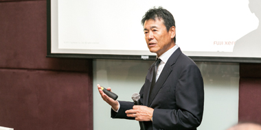 記者会見時の手塚幸治代表取締役