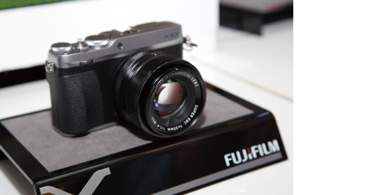 Xシリーズ最小・最軽量のX-E3を発表する現法経営陣