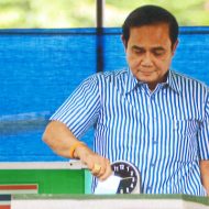 2014年に行われた上院議員選挙にて、投票を行うプラユット暫定首相