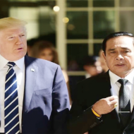 影響力のある米国に対し、タイは良好な関係を維持（写真右はプラユット暫定首相）