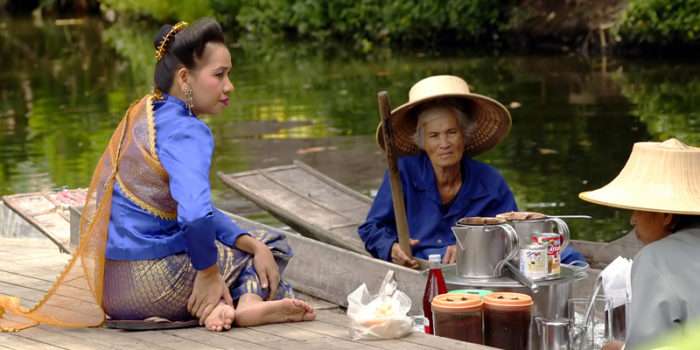 タイの民族衣装は地方ごとに種類が豊富。素材もシルクをはじめ、さまざまなものがあります