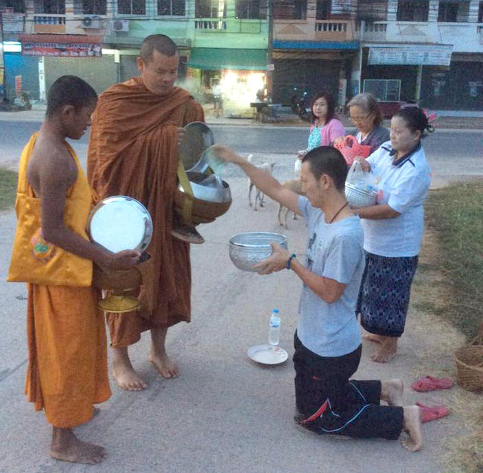 僧侶に托鉢をするときは決まった作法があるの？ - ワイズデジタル【タイで生活する人のための情報サイト】