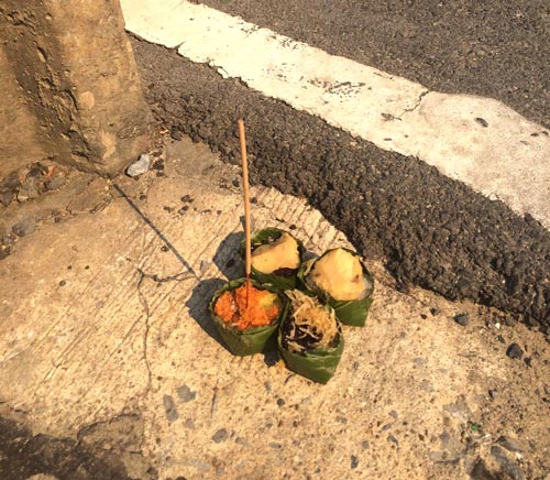 なぜ丁字路に料理が置いてあるの？ - ワイズデジタル【タイで生活する人のための情報サイト】