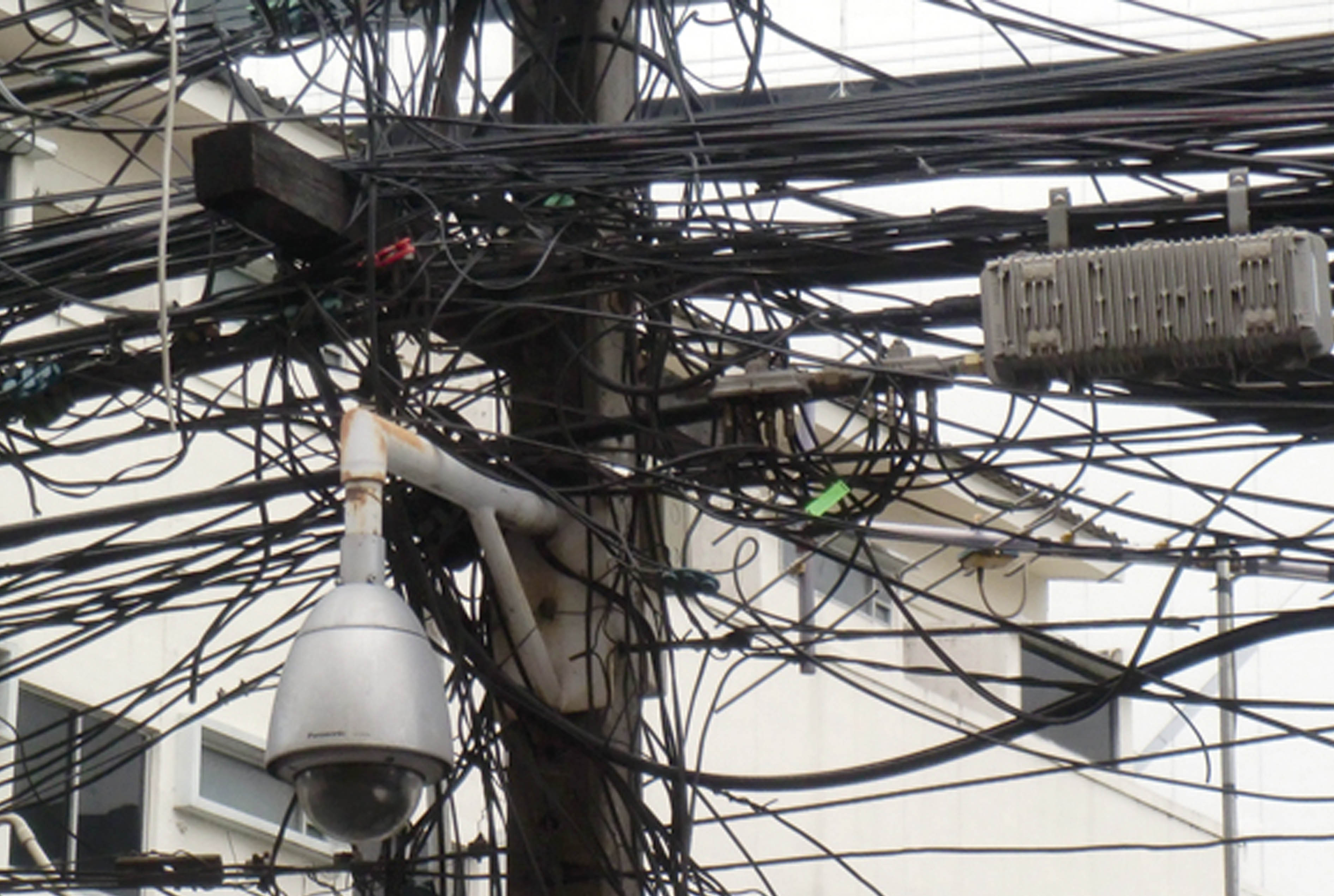 複雑に絡み合う電線を地中化 - ワイズデジタル【タイで生活する人のための情報サイト】