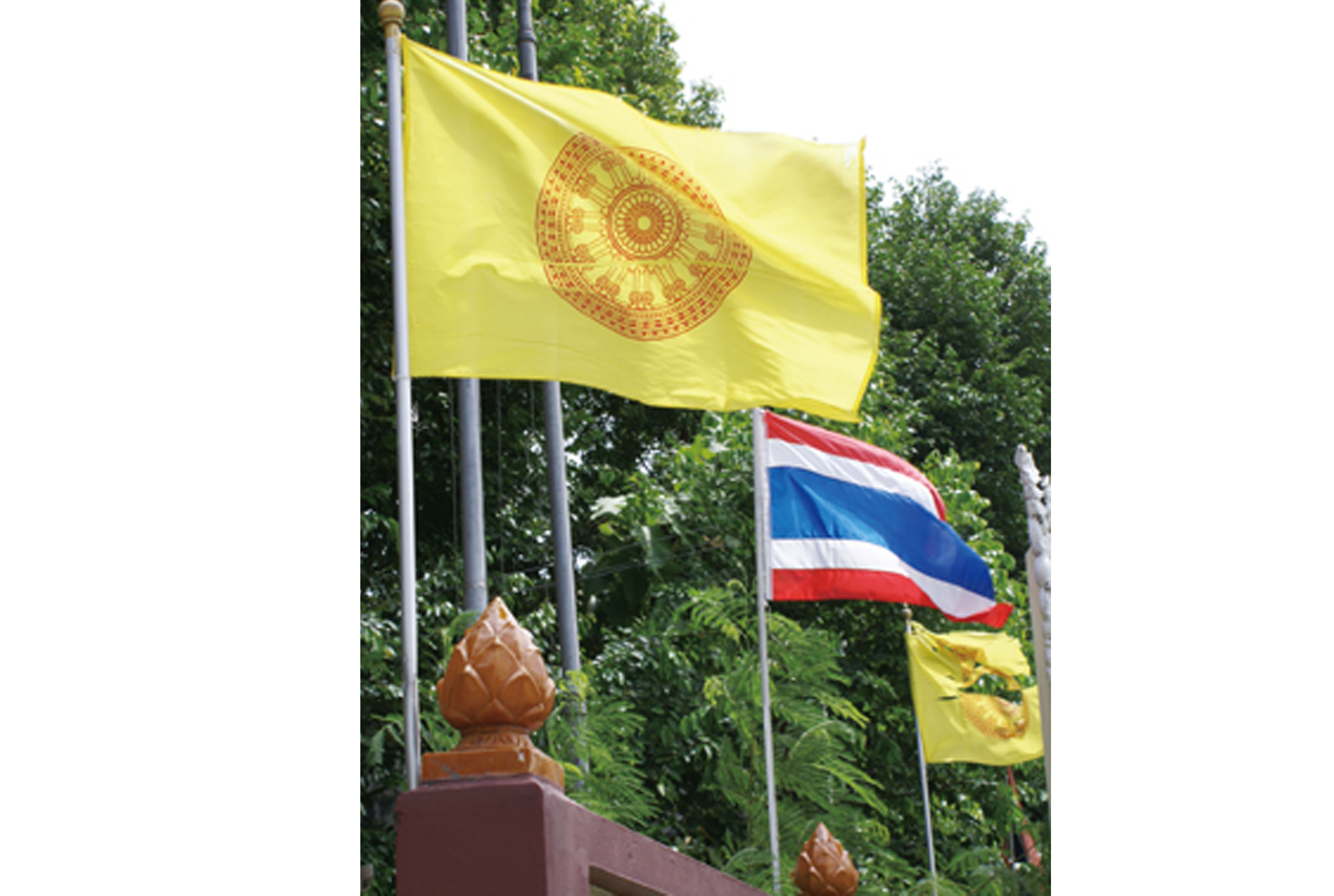 黄色地に赤丸の旗は何？ - ワイズデジタル【タイで生活する人のための情報サイト】