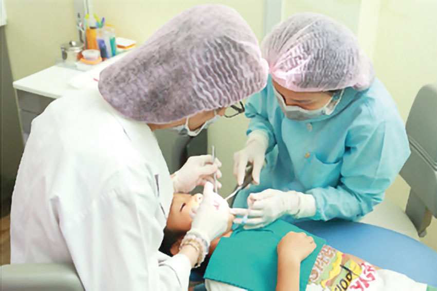 日本人学校の定期検診を担うなど、小児歯科分野は得意とするところ。虫歯治療から永久歯に生え変わる時期のブラッシング指導まできめ細やかな対応が特長