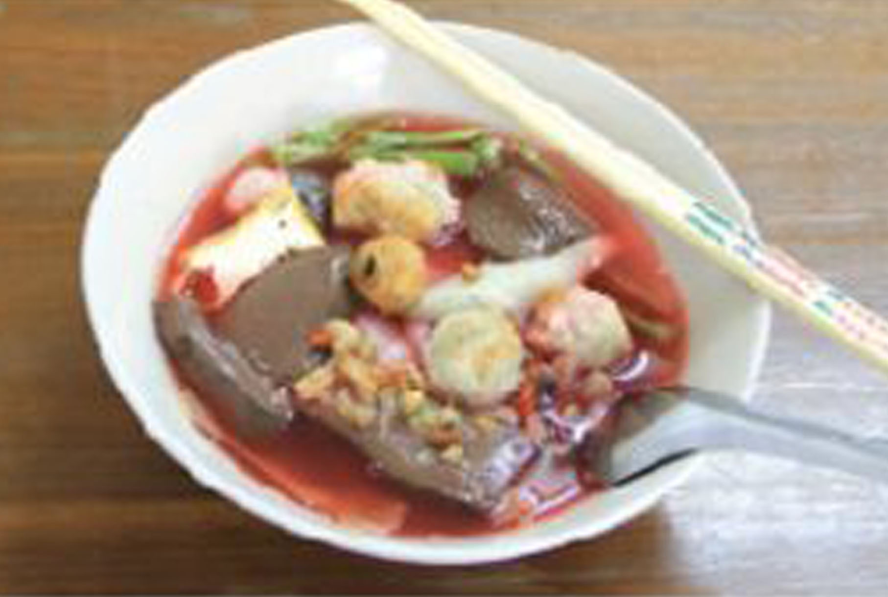 スープがピンク色のヌードルは何？ - ワイズデジタル【タイで生活する人のための情報サイト】