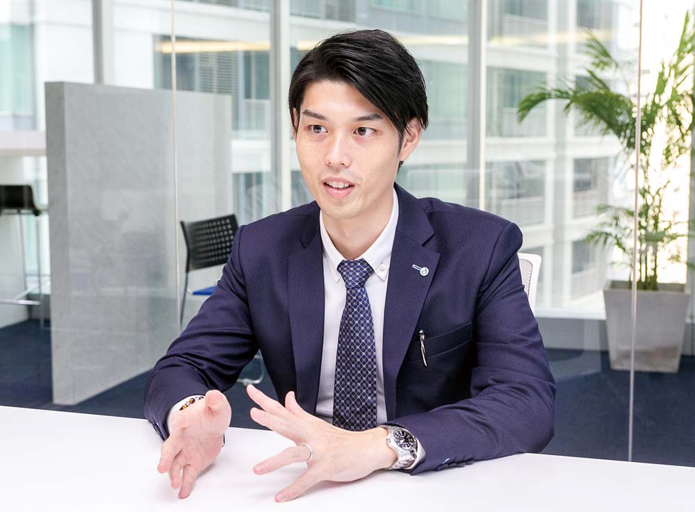 営業部門のアシスタントダイレクター本田氏。日系企業や入居者の駐在員にとっても、住宅に関するあらゆる問題を相談できる存在