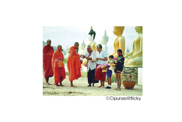 ７月16日（火）は、「アサラハブーチャ―」と呼ばれる仏教の祝日。太陰暦で「７月の満月の日」と定められ、釈迦に初めて弟子ができたことに由来する聖なる日とされています。また、仏教にとって欠かすことのできない“仏・法・僧”の三宝が成立した日でもあることから、「三宝節」とも呼ばれています。 　当日は寺院で祈りを捧げ、夕方からはお経を唱えながら本堂の周りを３巡する儀式「ウィアンティアン」を行うのが一般的。なお、翌17日（水）も「入安居」という官公庁の祝日なのでご注意を。