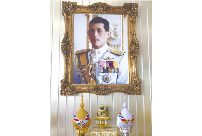 ７月28日は「国王誕生日」であり、タイ国民が最も大切にしている祝日の一つです（今年は29日に振替）。チャクリー王朝第10代の国王であり、ワチラロンコン王とも呼ばれる現国王ラマ10世が生まれたのは1952年のこと。この日が月曜だったことから、国民は毎年黄色い服に身を包み、親愛なる国王へ敬意を表します。 　また当日は、国王自身によるタンブン（徳）の儀式など、盛大な祝賀行事を開催。全国各地で、街頭清掃や高齢者施設の慰問といったボランティア活動も行われます。